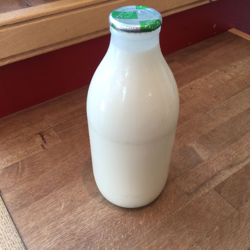 Fresh organic milk whole 1 pint