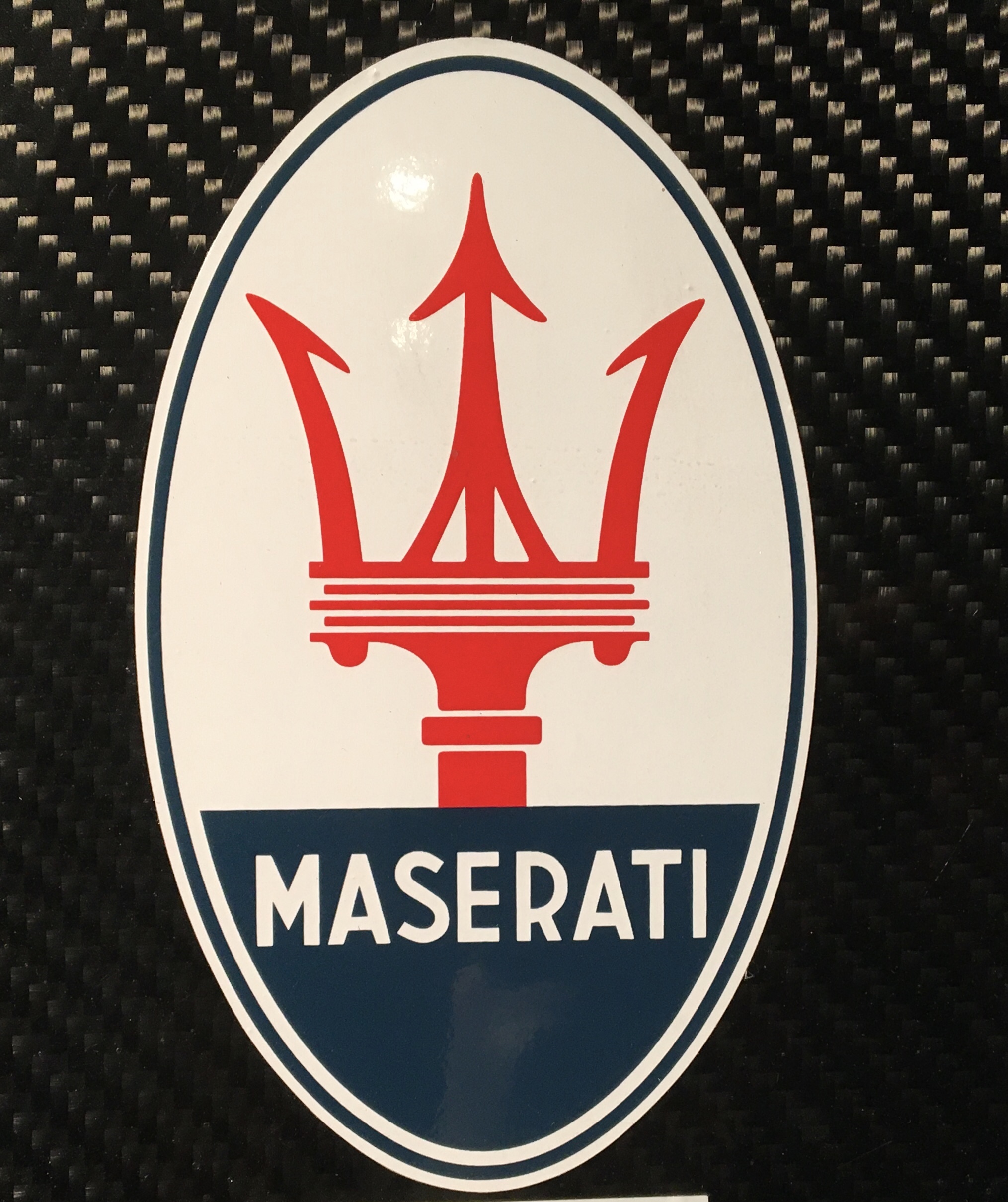 Maserati logo. Мазератти логотип. История логотипа Мазератти. Логотип Мазерати и герб Украины. Знак Мазерати эмблема фото.