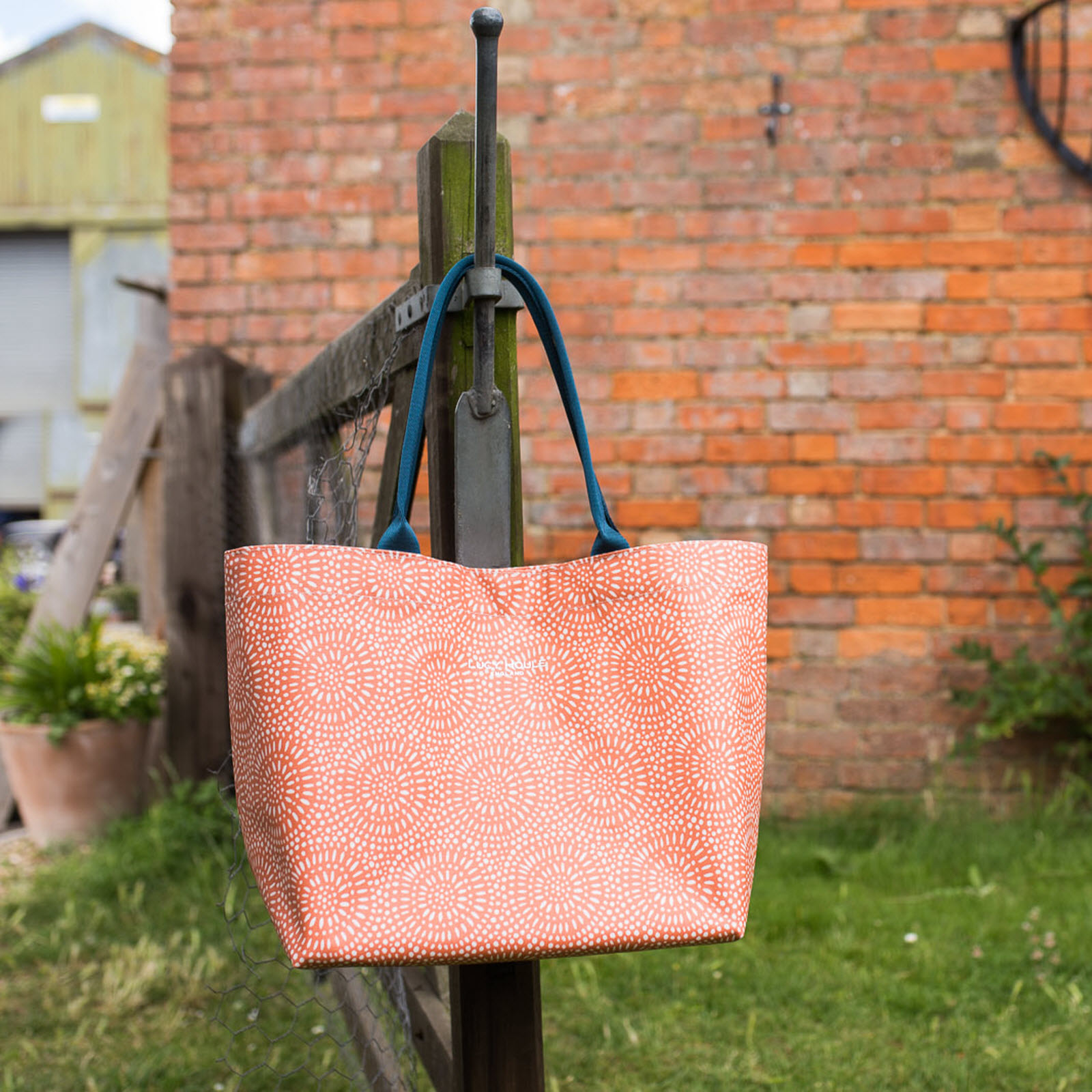 medium tote bag with zip