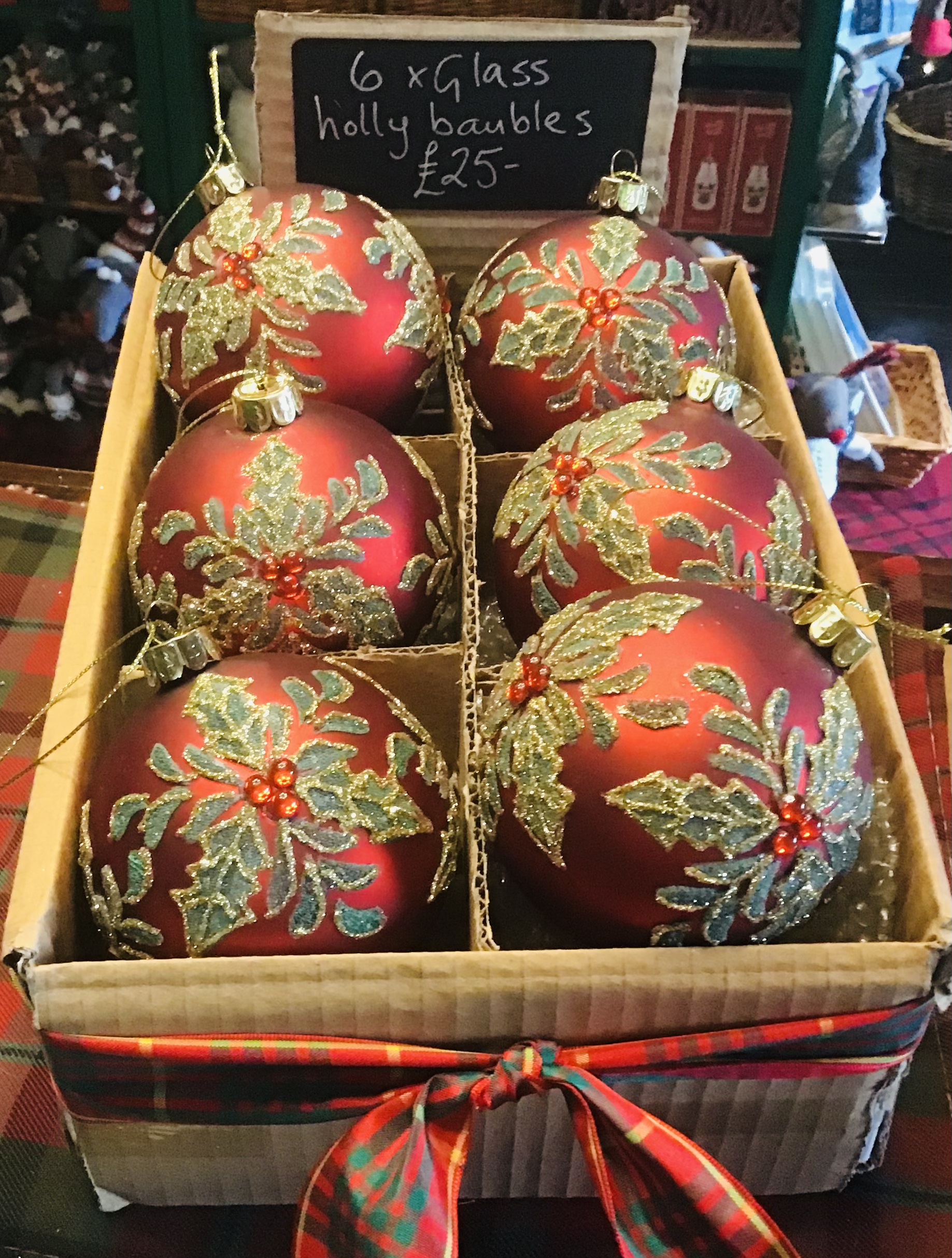 Box of 6 glass baubles / red with holly