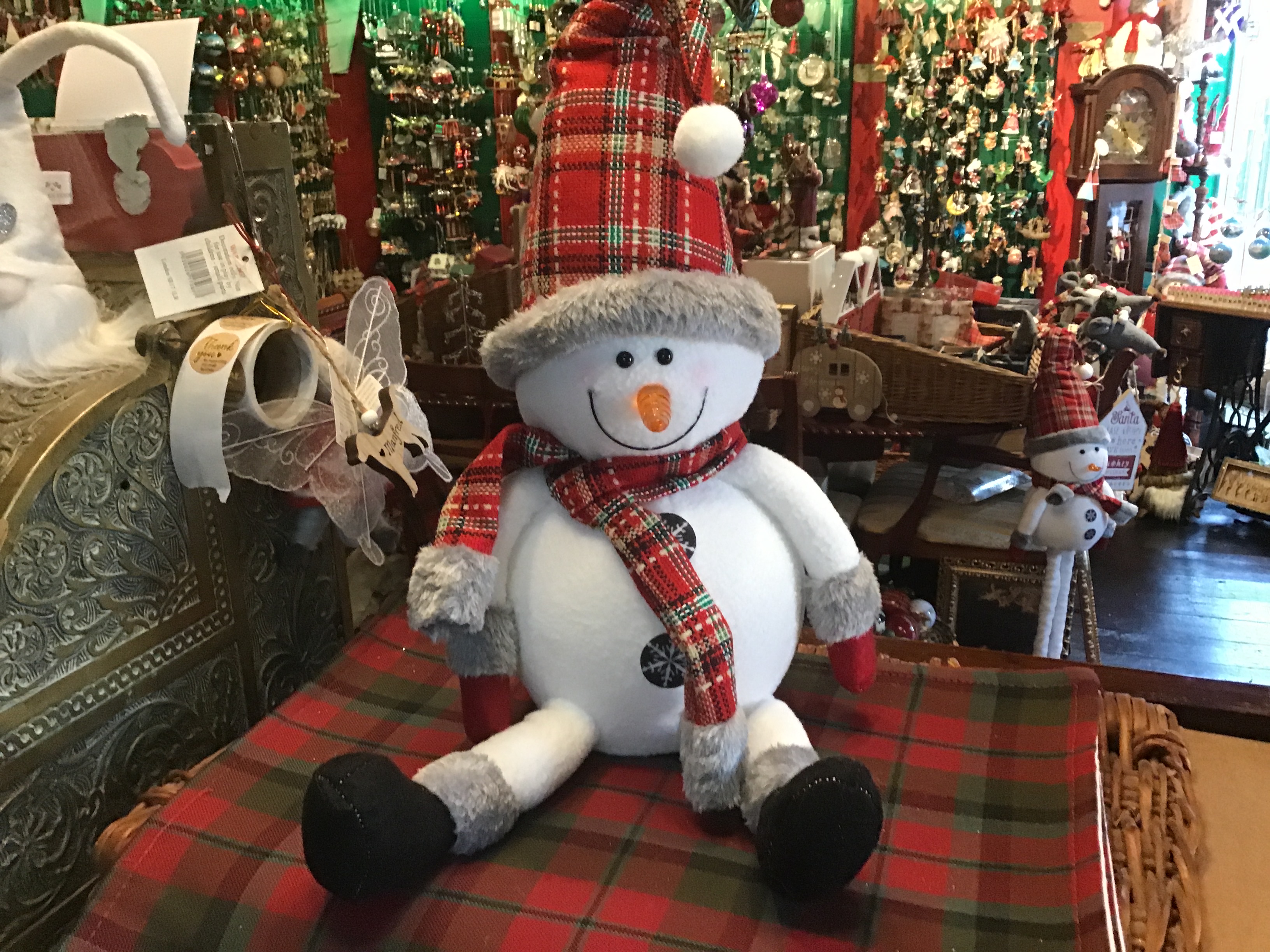 sitting snowman & tartan hat 