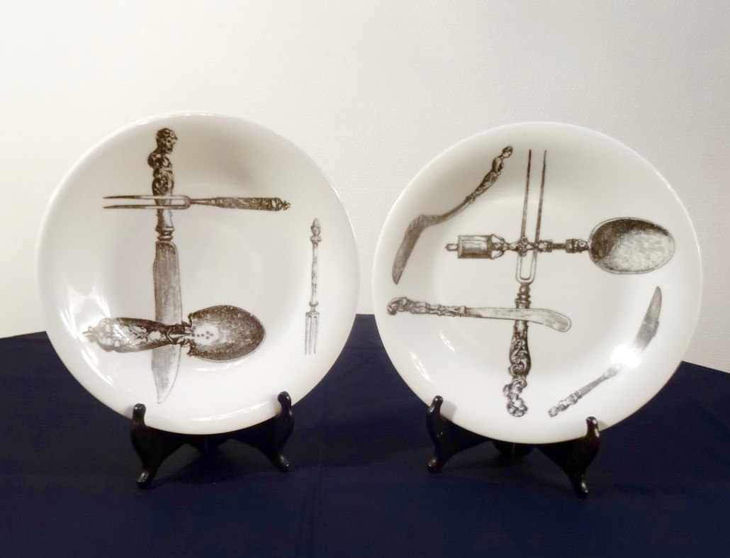 Piero Fornasetti 'Posate Rinascimento' - 2 dinner plates