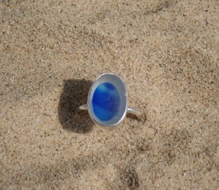 RE174 Eco-silver Sea Glass Ring Seaham Blue/White Oval UK N