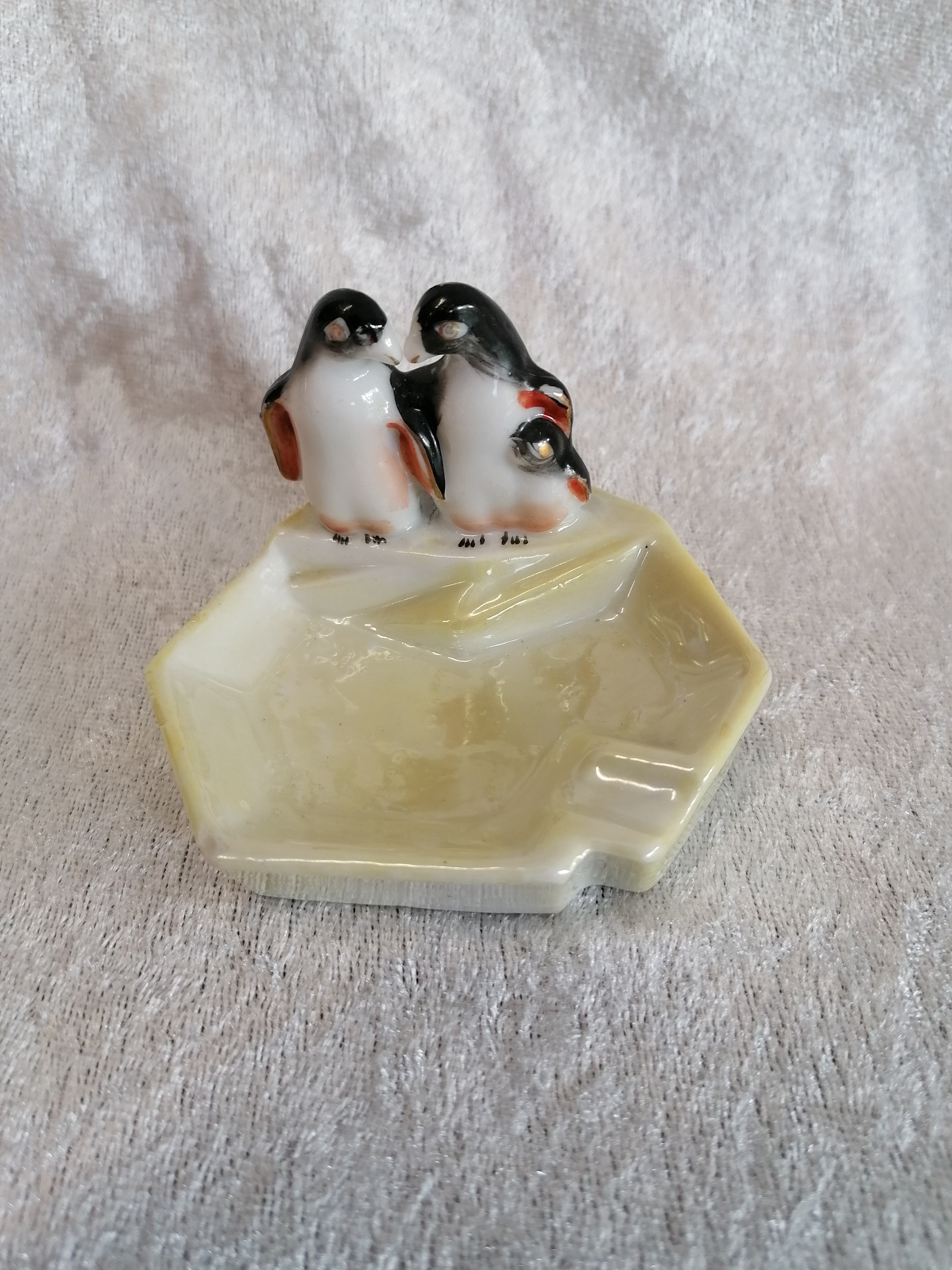 Askkopp med pingviner