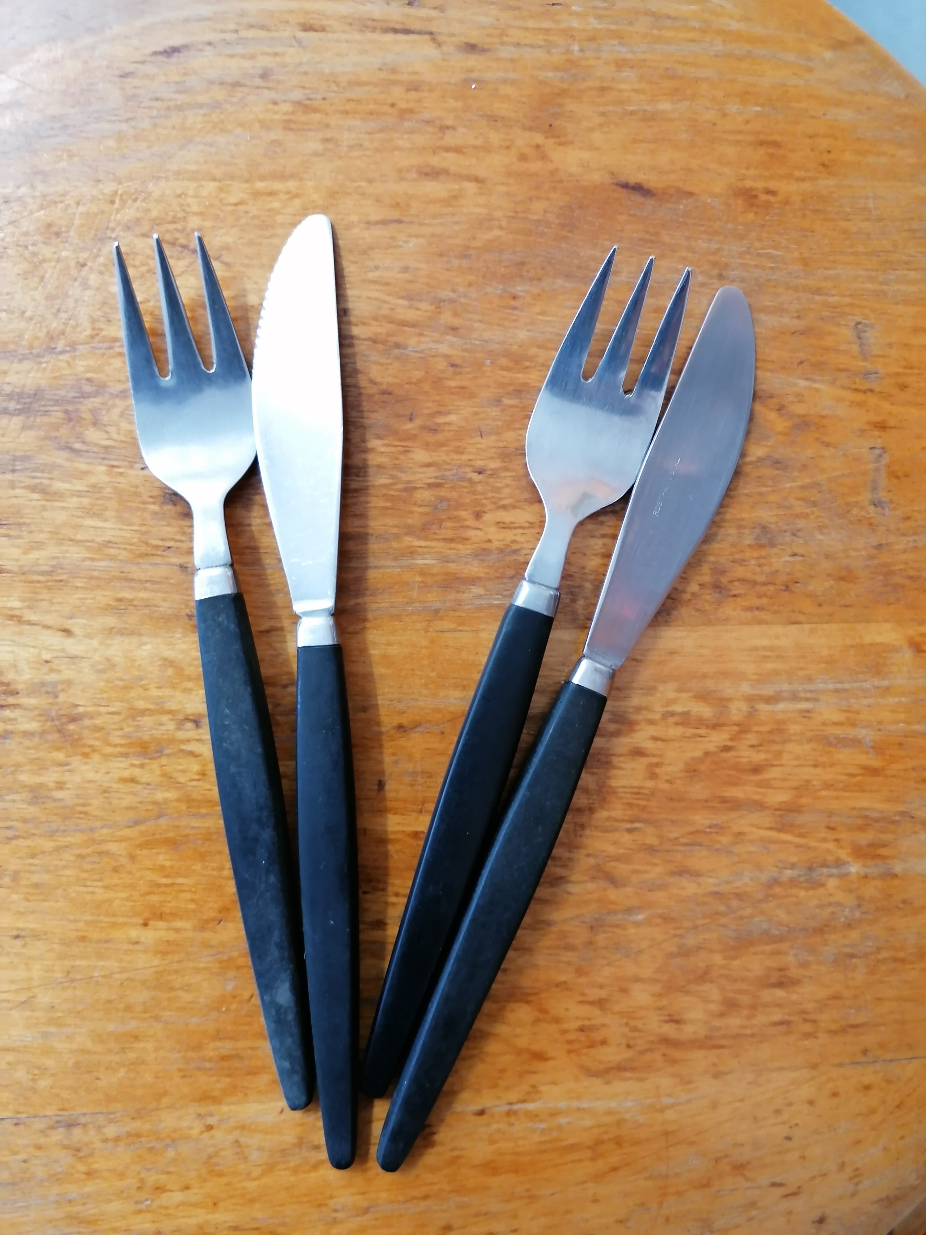 Knivar och gafflar i bakelit och rostfritt par