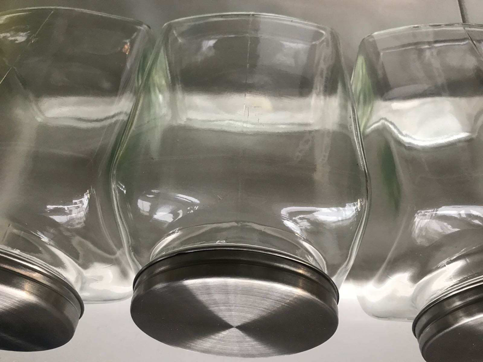 Glasburkar på porslinsfat - 3 st 